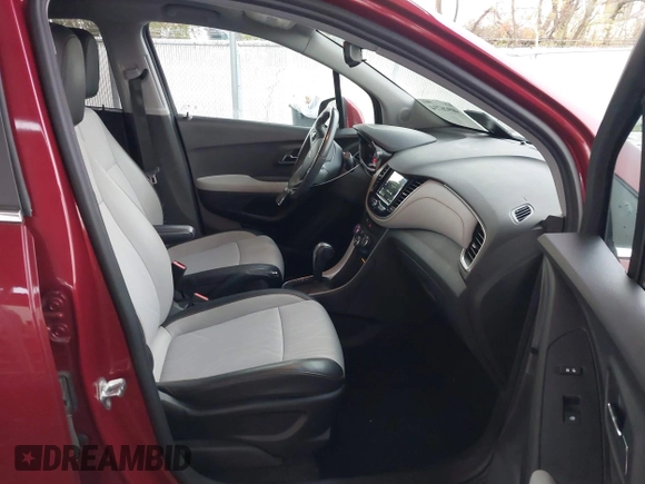 2019 Chevrolet Trax LT with VIN 3GNCJPSB2KL175848, listed as a IAAI auction lot 40926734 with 68,400 mi miles. Bid and sale history available at carsss.com. Image 5.