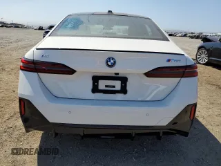 2024 BMW i5 M60 z VIN WBY43FK04RCR72042, wystawiony jako Copart lot #70827834 z przebiegiem 898 mil mil oraz Szkody całkowita. Historia ofert i sprzedaży dostępna na DreamBid. Obrazek 6.