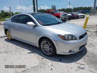 2010 Scion tC z VIN JTKDE3B75A0307320, wystawiony jako IAAI lot #42494128 z przebiegiem 132 516 mil mil oraz . Historia ofert i sprzedaży dostępna na DreamBid. Obrazek 1.