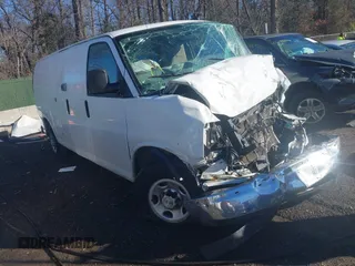 2019 Chevrolet Express Cargo z VIN 1GCWGBFG8K1317771, wystawiony jako IAAI lot #41205692 z przebiegiem Nie podano mil oraz . Historia ofert i sprzedaży dostępna na DreamBid. Obrazek 1.