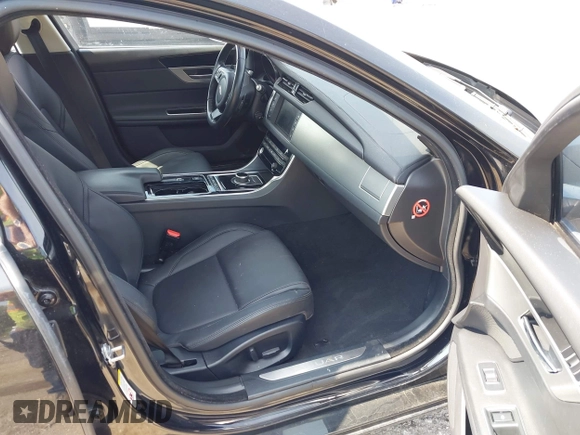 2017 Jaguar XF 35t z VIN SAJBR4BV5HCY26594, wystawiony jako IAAI lot #42337419 z przebiegiem 33 133 mil mil oraz . Historia ofert i sprzedaży dostępna na DreamBid. Obrazek 5.