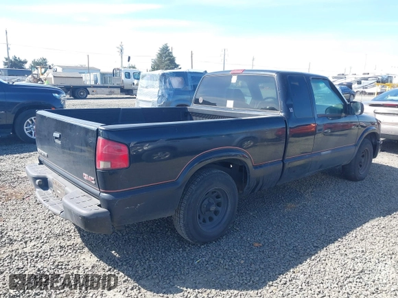2002 GMC Sonoma SLS with VIN 1GTCS195628114990, listed as a IAAI auction lot 41862132 with 260,241 mi miles. Bid and sale history available at carsss.com. Image 4.