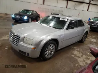 2008 Chrysler 300 Touring с VIN 2C3LA53GX8H318736, выставлен на аукционе Copart как лот 60393225 с пробегом 191 084 миль миль и Списание • Salvage title. История ставок и продаж доступна на DreamBid. Изображение 1.