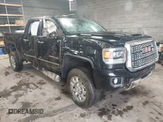 2018 GMC Sierra 2500HD Denali z VIN 1GT12UEY3JF253736, wystawiony jako IAAI lot #41712159 z przebiegiem 58 559 mil mil oraz . Historia ofert i sprzedaży dostępna na DreamBid. Obrazek 1.