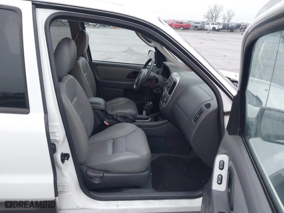 2005 Ford Escape XLT with VIN 1FMYU93125KA69876, listed as a IAAI auction lot 41923043 with 186,306 mi miles. Bid and sale history available at carsss.com. Image 5.