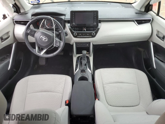 2022 Toyota Corolla Cross LE z VIN 7MUCAAAG9NV024206, wystawiony jako Copart lot #53733855 z przebiegiem 5610 mil mil oraz Szkody całkowita. Historia ofert i sprzedaży dostępna na DreamBid. Obrazek 8.
