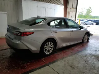 2025 Toyota Camry LE z VIN 4T1DAACK7SU531561, wystawiony jako Copart lot #59753345 z przebiegiem Nie podano mil oraz Nie do naprawy • Non repairable. Historia ofert i sprzedaży dostępna na DreamBid. Obrazek 3.