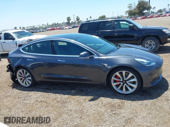 2018 Tesla Model 3 Long Range Battery z VIN 5YJ3E1EB8JF105886, wystawiony jako IAAI lot #42268190 z przebiegiem 80 917 mil mil oraz . Historia ofert i sprzedaży dostępna na DreamBid. Obrazek 14.
