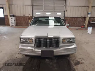 1997 Lincoln Town Car Executive z VIN 1LNLM81W0VY733723, wystawiony jako IAAI lot #41569359 z przebiegiem 104 356 mil mil oraz . Historia ofert i sprzedaży dostępna na DreamBid. Obrazek 12.