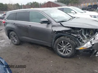 2019 Toyota Highlander SE z VIN 5TDJZRFH0KS584881, wystawiony jako IAAI lot #42016362 z przebiegiem 65 704 mil mil oraz . Historia ofert i sprzedaży dostępna na DreamBid. Obrazek 13.