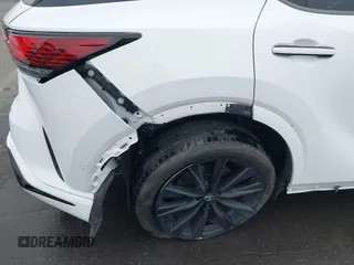 2024 Lexus RX 500h F Sport Performance z VIN 2T2BCMEA4RC016032, wystawiony jako IAAI lot #41464306 z przebiegiem 13 338 mil mil oraz . Historia ofert i sprzedaży dostępna na DreamBid. Obrazek 19.