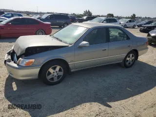 2001 Toyota Camry LE z VIN JT2BF22K610313355, wystawiony jako Copart lot #59867625 z przebiegiem 166 969 mil mil oraz Szkoda całkowita • Salvage title. Historia ofert i sprzedaży dostępna na DreamBid. Obrazek 1.