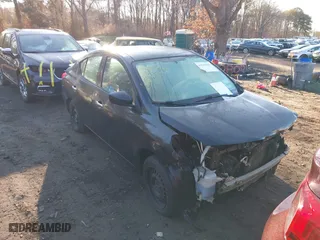2019 Nissan Versa Sedan SV with VIN 3N1CN7AP7KL820572, listed as a IAAI auction lot 41643968 with 130,986 mi miles. Bid and sale history available at carsss.com. Image 1.