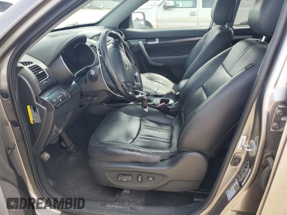 2015 Kia Sorento SX z VIN 5XYKW4A78FG581437, wystawiony jako Copart lot #57281105 z przebiegiem 114 270 mil mil oraz Czysty tytuł • Clean title. Historia ofert i sprzedaży dostępna na DreamBid. Obrazek 7.