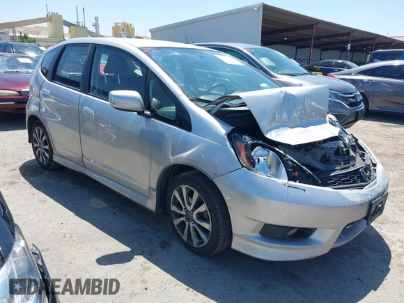 2013 Honda Fit Sport z VIN JHMGE8H56DC009996, wystawiony jako IAAI lot #42349929 z przebiegiem 152 779 mil mil oraz . Historia ofert i sprzedaży dostępna na DreamBid. Obrazek 1.