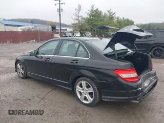 2010 Mercedes-Benz C 300 Sport z VIN WDDGF8BB0AF441321, wystawiony jako IAAI lot #42021660 z przebiegiem 143 888 mil mil oraz . Historia ofert i sprzedaży dostępna na DreamBid. Obrazek 3.