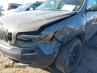 2019 Jeep Cherokee Trailhawk Elite with VIN 1C4PJMBX1KD401792, listed as a IAAI auction lot 41286027 with 70,236 mi miles. Bid and sale history available at carsss.com. Image 6.