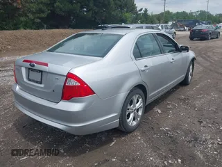 2012 Ford Fusion SE z VIN 3FAHP0HA3CR421636, wystawiony jako IAAI lot #42454385 z przebiegiem 138 282 mil mil oraz . Historia ofert i sprzedaży dostępna na DreamBid. Obrazek 4.