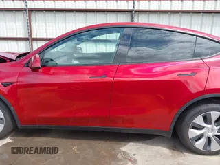 2024 Tesla Model Y Long Range with VIN 7SAYGDEE8RA283983, listed as a IAAI auction lot 39926362 with 1,999 mi miles. Bid and sale history available at carsss.com. Image 14.