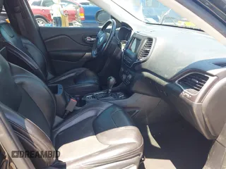 2019 Jeep Cherokee Latitude Plus z VIN 1C4PJLLB9KD248110, wystawiony jako IAAI lot #42205709 z przebiegiem 94 715 mil mil oraz . Historia ofert i sprzedaży dostępna na DreamBid. Obrazek 5.