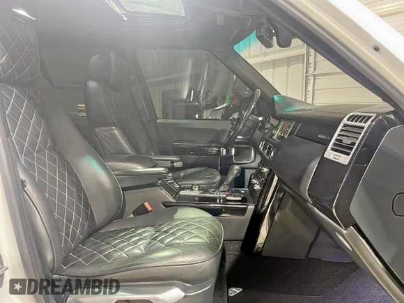 2011 Land Rover Range Rover SC z VIN SALMF1E46BA357805, wystawiony jako Copart lot #59821445 z przebiegiem 120 381 mil mil oraz Czysty tytuł • Clean title. Historia ofert i sprzedaży dostępna na DreamBid. Obrazek 5.