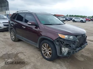 2011 Kia Sorento EX z VIN 5XYKU4A24BG052376, wystawiony jako IAAI lot #42113365 z przebiegiem 171 432 mil mil oraz . Historia ofert i sprzedaży dostępna na DreamBid. Obrazek 1.