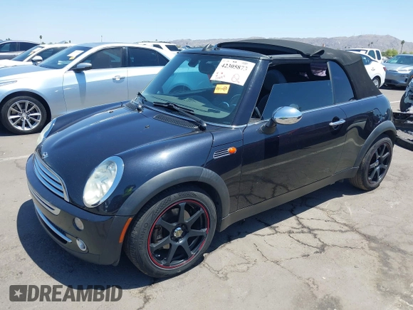 2008 MINI Convertible z VIN WMWRF33528TF67495, wystawiony jako IAAI lot #42305873 z przebiegiem 111 264 mil mil oraz . Historia ofert i sprzedaży dostępna na DreamBid. Obrazek 2.