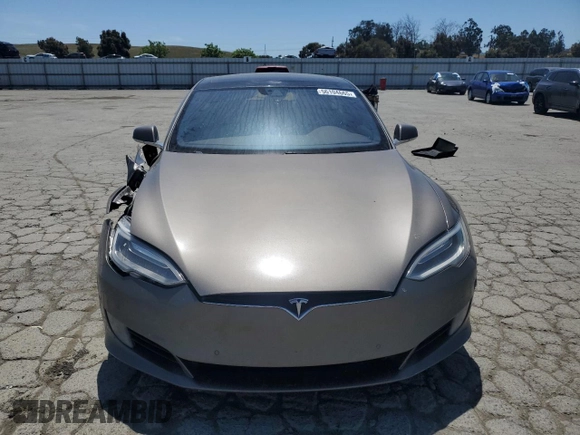 2016 Tesla Model S 90D z VIN 5YJSA1E20GF153799, wystawiony jako Copart lot #56104665 z przebiegiem 115 674 mil mil oraz Szkoda całkowita • Salvage title. Historia ofert i sprzedaży dostępna na DreamBid. Obrazek 5.