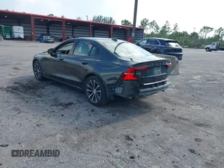 2022 Volvo S60 Momentum z VIN 7JRL12FZ1NG162991, wystawiony jako IAAI lot #42364000 z przebiegiem 69 626 mil mil oraz . Historia ofert i sprzedaży dostępna na DreamBid. Obrazek 3.