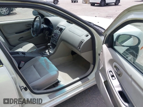 2003 Nissan Maxima SE z VIN JN1DA31DX3T501453, wystawiony jako IAAI lot #42116346 z przebiegiem 127 364 mil mil oraz . Historia ofert i sprzedaży dostępna na DreamBid. Obrazek 5.