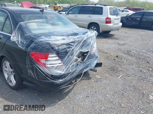 2013 Mercedes-Benz C 300 Sport z VIN WDDGF8ABXDR289715, wystawiony jako IAAI lot #42178866 z przebiegiem 67 658 mil mil oraz . Historia ofert i sprzedaży dostępna na DreamBid. Obrazek 6.