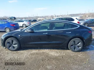 2020 Tesla Model 3 Standard Range Plus z VIN 5YJ3E1EA6LF662080, wystawiony jako IAAI lot #41410445 z przebiegiem Nie podano mil oraz . Historia ofert i sprzedaży dostępna na DreamBid. Obrazek 13.