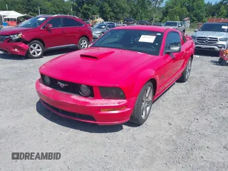 2008 Ford Mustang GT Deluxe z VIN 1ZVHT82H285184963, wystawiony jako IAAI lot #42479534 z przebiegiem 164 349 mil mil oraz . Historia ofert i sprzedaży dostępna na DreamBid. Obrazek 2.