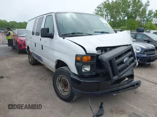 2008 Ford Econoline Cargo Commercial z VIN 1FTNE24L68DA83283, wystawiony jako IAAI lot #42291331 z przebiegiem Nie podano mil oraz . Historia ofert i sprzedaży dostępna na DreamBid. Obrazek 1.