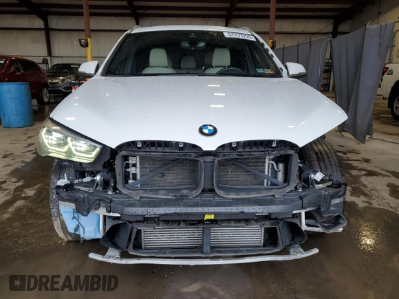 2020 BMW X1 xDrive28i z VIN WBXJG9C09L5P27695, wystawiony jako Copart lot #57039795 z przebiegiem 53 242 mil mil oraz Szkoda całkowita • Salvage title. Historia ofert i sprzedaży dostępna na DreamBid. Obrazek 5.