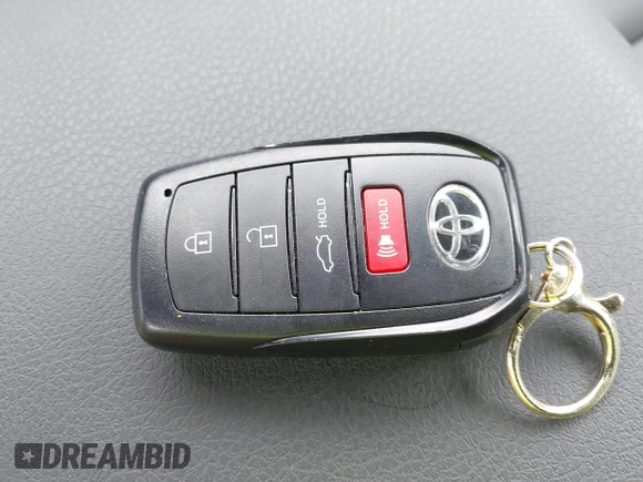 2025 Toyota Camry LE z VIN 4T1DAACK8SU111520, wystawiony jako IAAI lot #42045956 z przebiegiem 5 519 mil mil oraz . Historia ofert i sprzedaży dostępna na DreamBid. Obrazek 11.