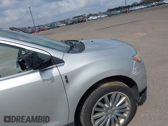 2011 Lincoln MKX z VIN 2LMDJ8JK7BBJ15676, wystawiony jako IAAI lot #42096817 z przebiegiem 218 798 mil mil oraz . Historia ofert i sprzedaży dostępna na DreamBid. Obrazek 12.