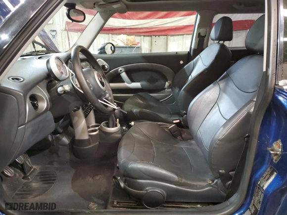 2004 MINI Cooper Hardtop S with VIN WMWRE33414TD83993, listed as a Copart auction lot 41649705 with 132,218 mi miles and Salvage Title. Bid and sale history available at carsss.com. Image 7.