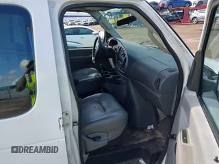 2006 Ford Econoline Cargo z VIN 1FTRE14W66HA95946, wystawiony jako IAAI lot #42244992 z przebiegiem 230 184 mil mil oraz . Historia ofert i sprzedaży dostępna na DreamBid. Obrazek 5.