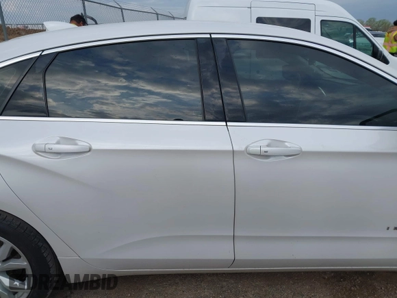 2018 Chevrolet Impala LT z VIN 2G1105S38J9105958, wystawiony jako IAAI lot #41834706 z przebiegiem 131 195 mil mil oraz . Historia ofert i sprzedaży dostępna na DreamBid. Obrazek 14.