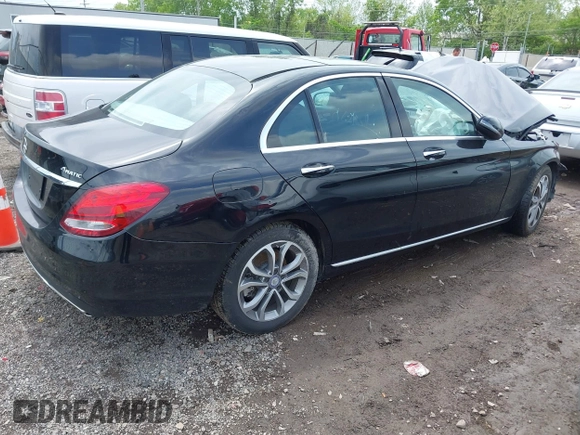 2017 Mercedes-Benz C 300 z VIN 55SWF4KB2HU204406, wystawiony jako IAAI lot #42219682 z przebiegiem 138 399 mil mil oraz . Historia ofert i sprzedaży dostępna na DreamBid. Obrazek 4.