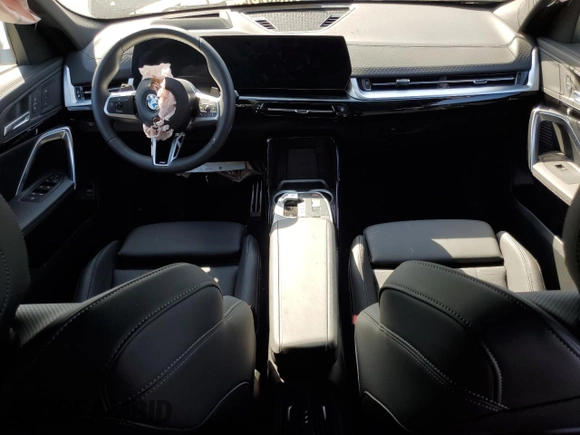 2025 BMW X2 xDrive28i z VIN WBX63GM09S5090407, wystawiony jako Copart lot #53988435 z przebiegiem 2 675 mil mil oraz Szkoda całkowita • Salvage title. Historia ofert i sprzedaży dostępna na DreamBid. Obrazek 8.