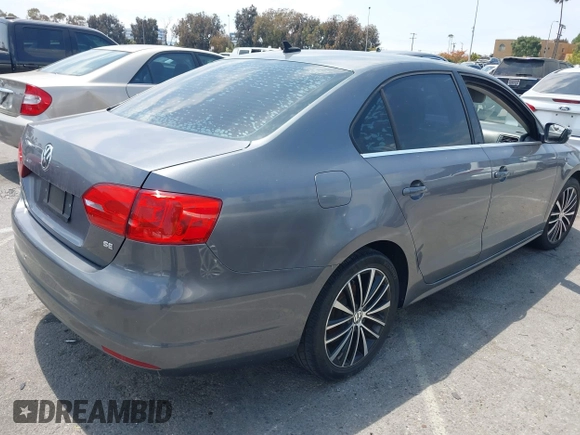 2014 Volkswagen Jetta SE z VIN 3VWD17AJXEM378102, wystawiony jako IAAI lot #42168899 z przebiegiem 117 021 mil mil oraz . Historia ofert i sprzedaży dostępna na DreamBid. Obrazek 4.