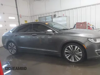 2017 Lincoln MKZ Hybrid Reserve z VIN 3LN6L5MU9HR637908, wystawiony jako IAAI lot #38541395 z przebiegiem 272 691 mil mil oraz . Historia ofert i sprzedaży dostępna na DreamBid. Obrazek 13.