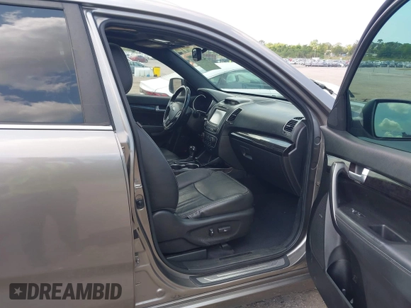 2014 Kia Sorento SX z VIN 5XYKWDA75EG461948, wystawiony jako IAAI lot #42180084 z przebiegiem 123 917 mil mil oraz . Historia ofert i sprzedaży dostępna na DreamBid. Obrazek 5.