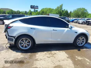2020 Tesla Model Y Long Range z VIN 5YJYGDEE0LF035248, wystawiony jako IAAI lot #42162191 z przebiegiem 115 533 mil mil oraz . Historia ofert i sprzedaży dostępna na DreamBid. Obrazek 14.