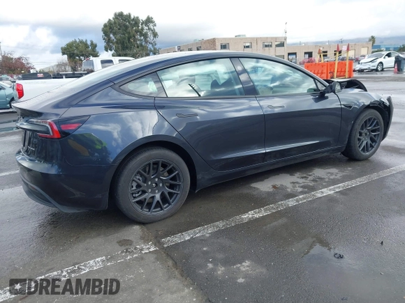 2025 Tesla Model 3 Long Range z VIN 5YJ3E1EB4SF874936, wystawiony jako IAAI lot #41157464 z przebiegiem 5331 mil mil oraz . Historia ofert i sprzedaży dostępna na DreamBid. Obrazek 4.