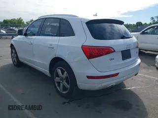 2010 Audi Q5 Premium Plus z VIN WA1LKAFP1AA045035, wystawiony jako IAAI lot #42240670 z przebiegiem 181 942 mil mil oraz . Historia ofert i sprzedaży dostępna na DreamBid. Obrazek 3.