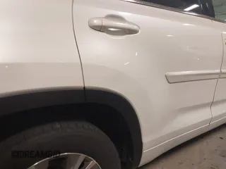 2015 Toyota Highlander XLE z VIN 5TDJKRFH9FS115122, wystawiony jako IAAI lot #41925336 z przebiegiem 159 518 mil mil oraz . Historia ofert i sprzedaży dostępna na DreamBid. Obrazek 19.