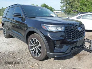 2025 Ford Explorer ST-Line z VIN 1FMUK8KH4SGA70359, wystawiony jako IAAI lot #42149255 z przebiegiem 6 795 mil mil oraz . Historia ofert i sprzedaży dostępna na DreamBid. Obrazek 1.